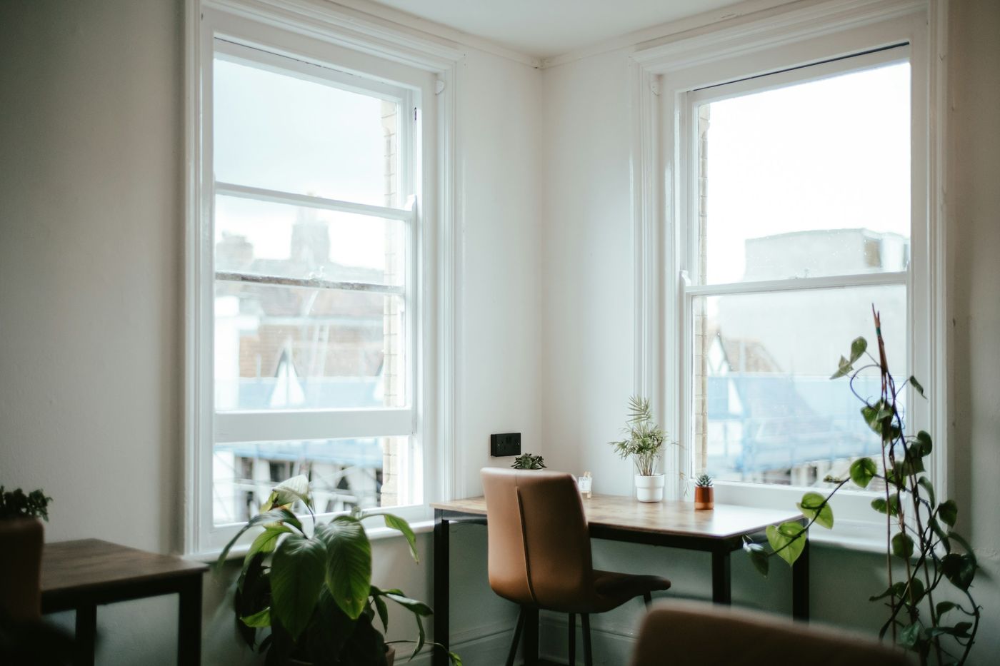 Bureau lumineux avec chaises et tables devant de grandes fenêtres
