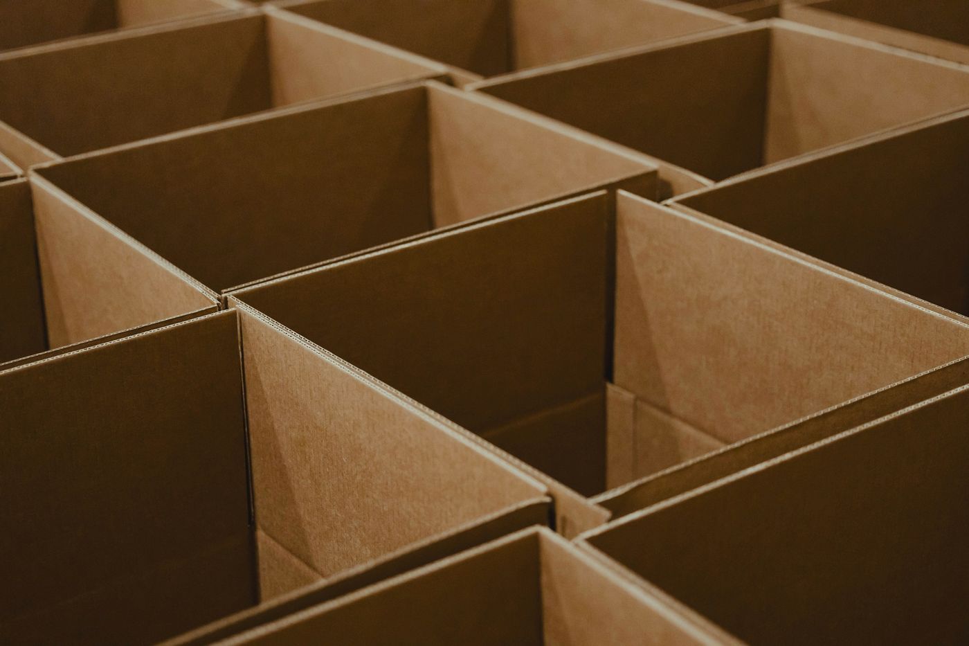Cartons de déménagement ouverts, vus du dessus