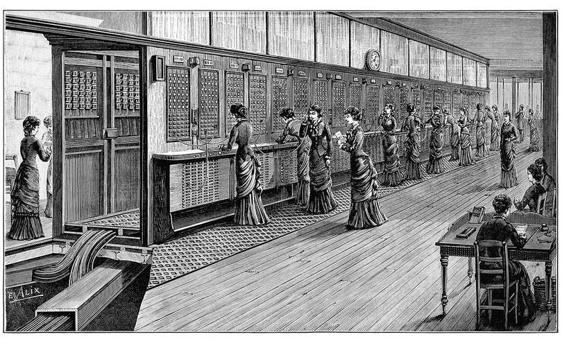Gravure vers 1883 : opératrices travaillant debout devant les tableaux d'un central téléphonique