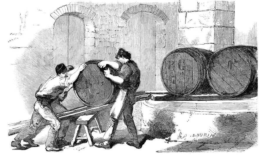 Gravure de 1869 : deux ouvriers font rouler un tonneau ensemble sur un tréteau